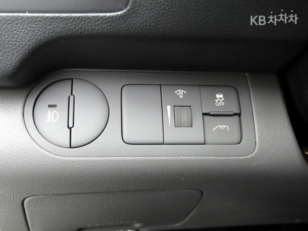 Hyundai Grand Starex5-seater Van Smart - 11