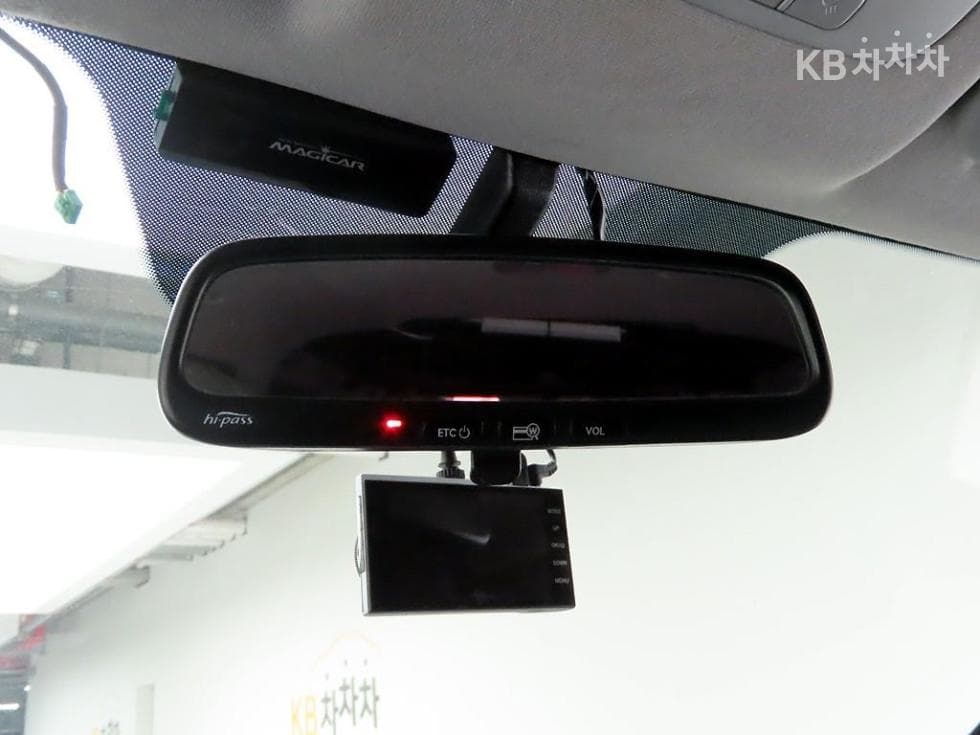 Hyundai Grand Starex5-seater Van Smart - 12