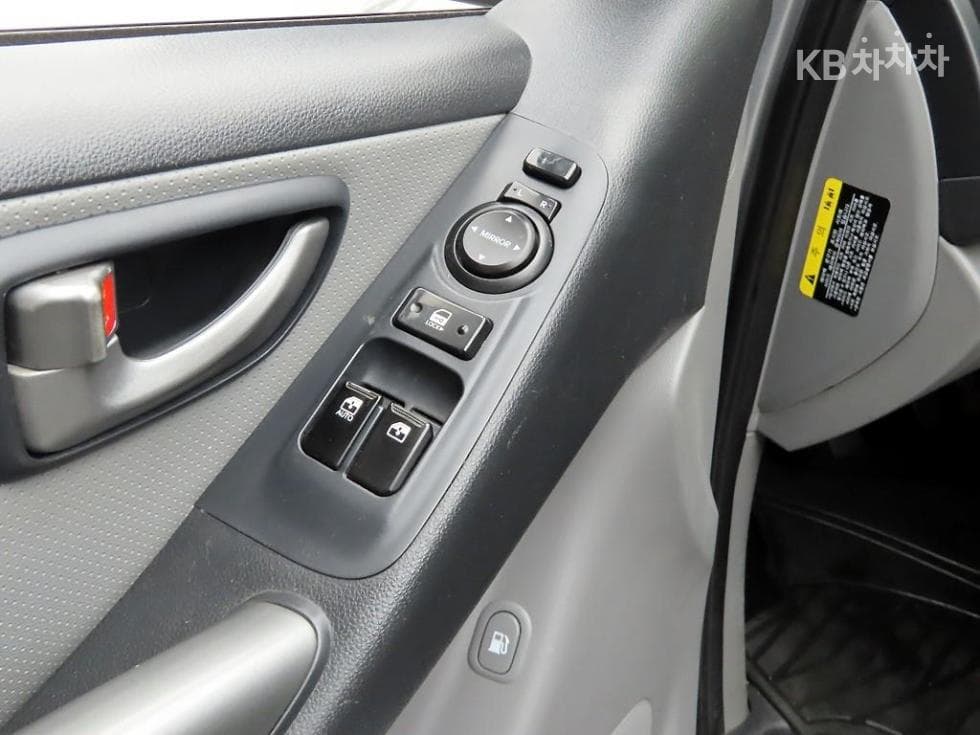 Hyundai Grand Starex5-seater Van Smart - 13