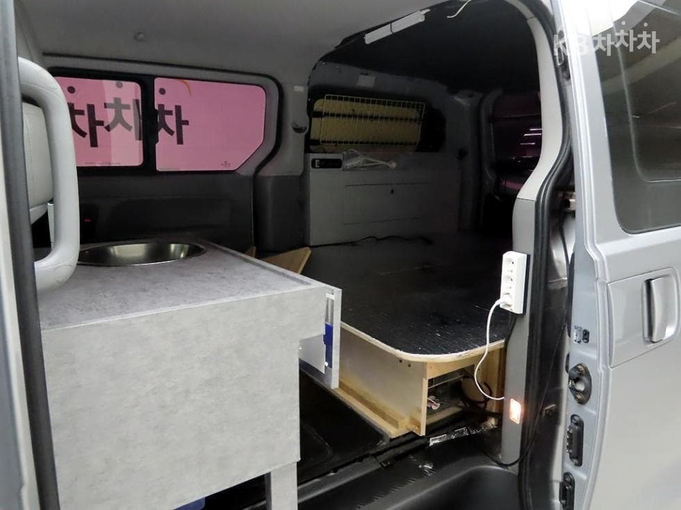 Hyundai Grand Starex5-seater Van Smart - 14
