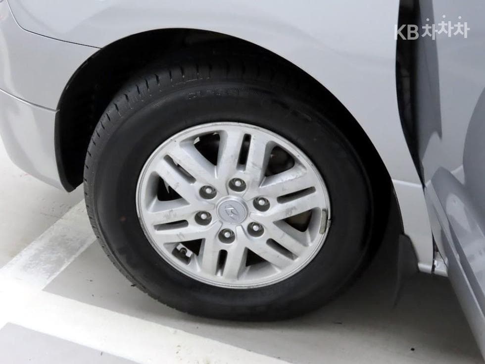 Hyundai Grand Starex5-seater Van Smart - 16