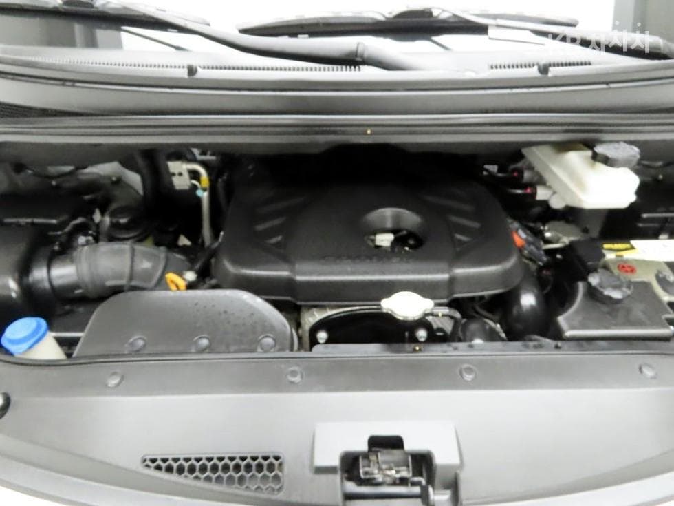 Hyundai Grand Starex5-seater Van Smart - 17