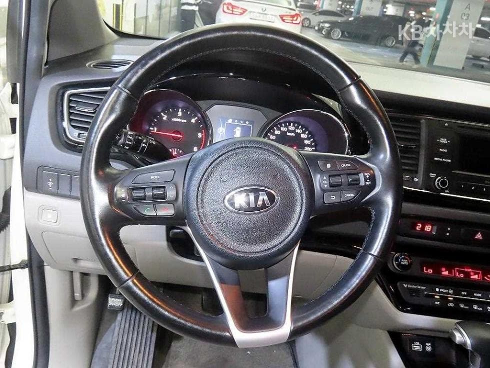 Kia All New Carnival9-seater 2.2 Diesel Prestige - 8
