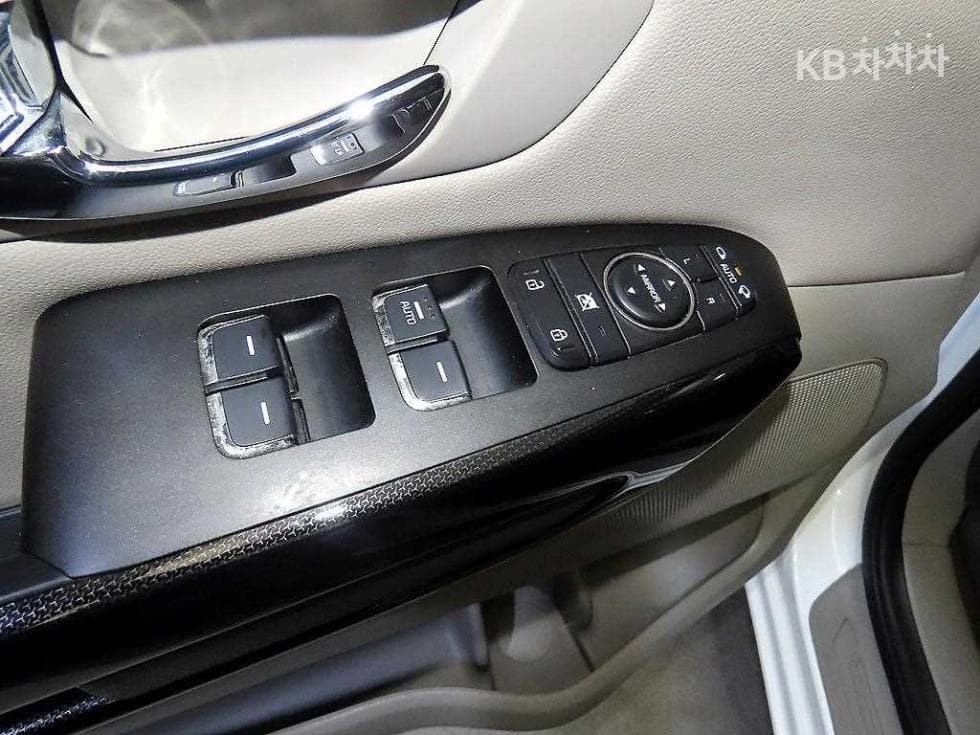 Kia All New Carnival9-seater 2.2 Diesel Prestige - 13