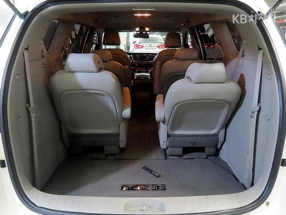 Kia All New Carnival9-seater 2.2 Diesel Prestige - 18