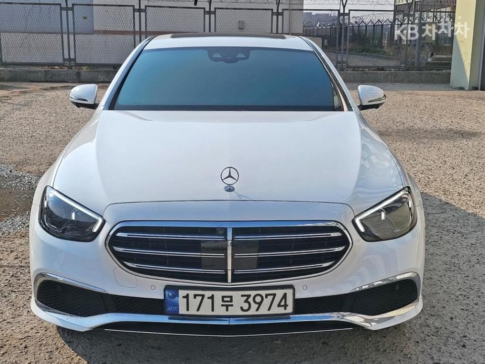 Mercedes-Benz E-Class (W213) E300e 4MATIC Exclusive - Image 1