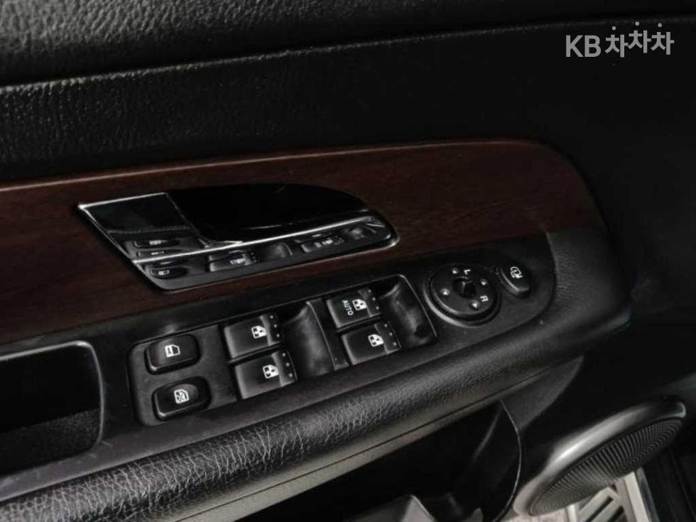 KG Mobility RextonW7-seater (Limousine) 4WD RX7 Luxury - 9