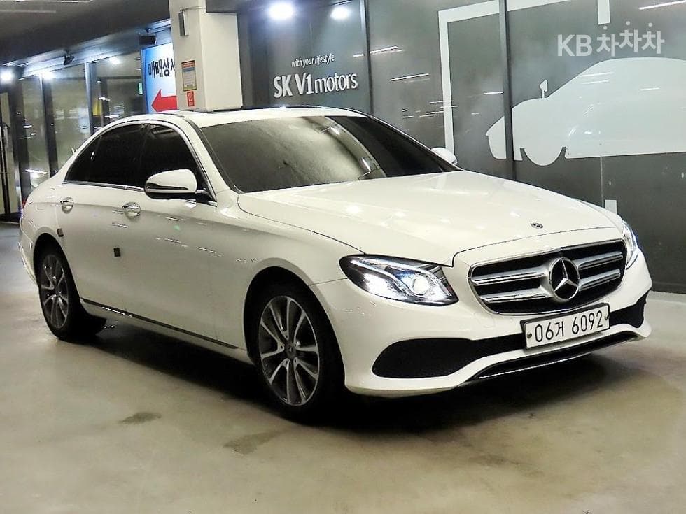 Mercedes-Benz E-Class (W213) E300 4Matic Avantgarde - Image 1