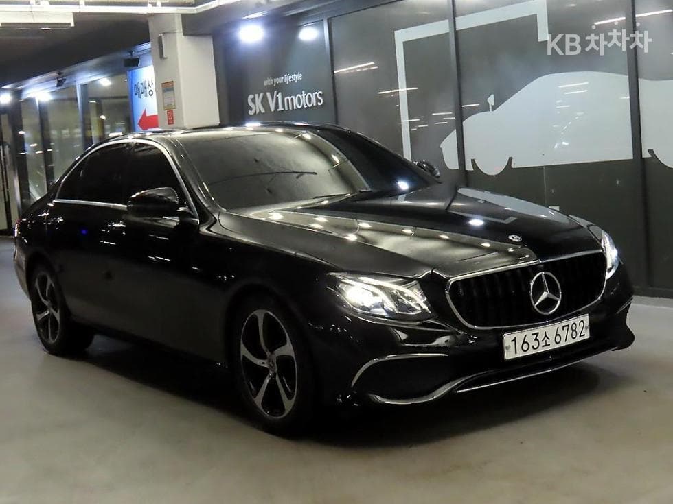 Mercedes-Benz E-Class (W213) E250 Avantgarde - Image 1