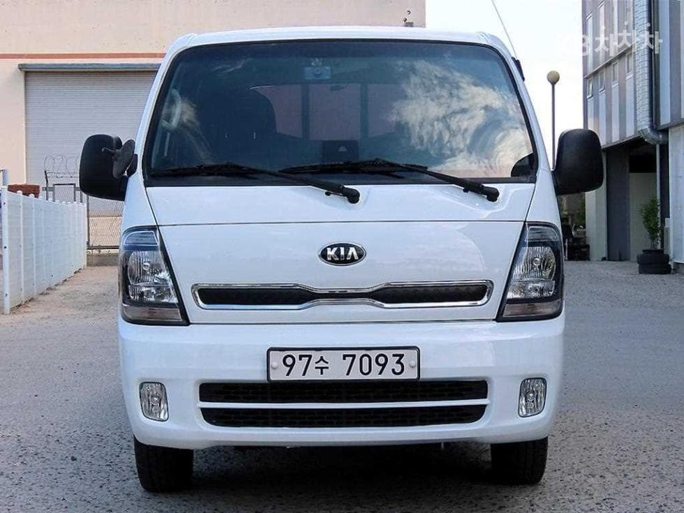 Kia The New (facelift) Bongo 3 (light truck) 1 Ton Double Cab Extra Long 2WD L Light - Image 1