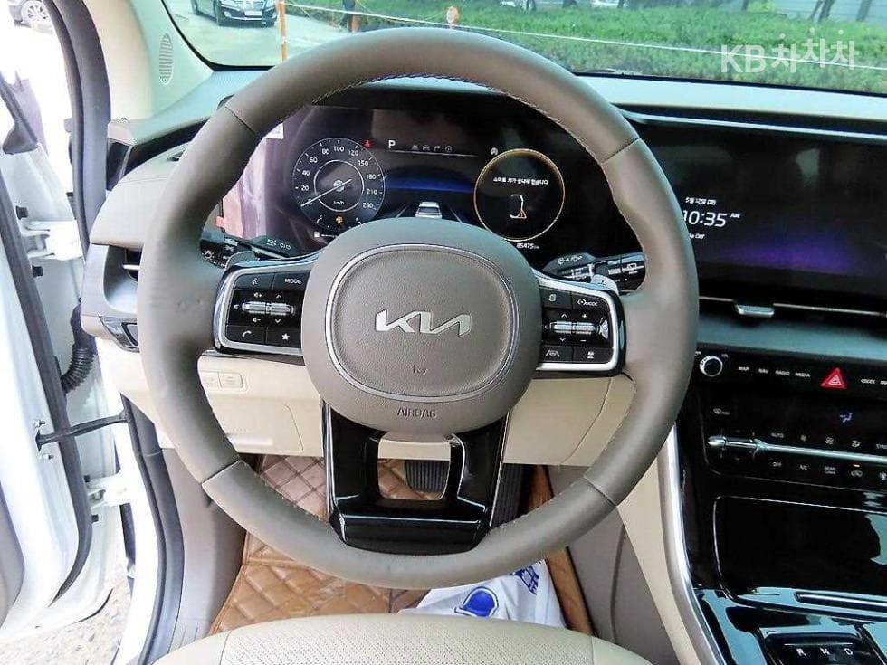 Kia Carnival 4th generationD2.2 9-seater Noblesse - 9