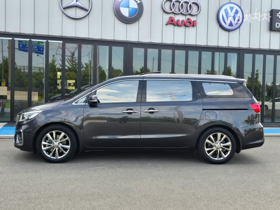 Kia The New (facelift) Carnival9-seater 2.2 Diesel Noblesse Special (special feature/edition) - 3