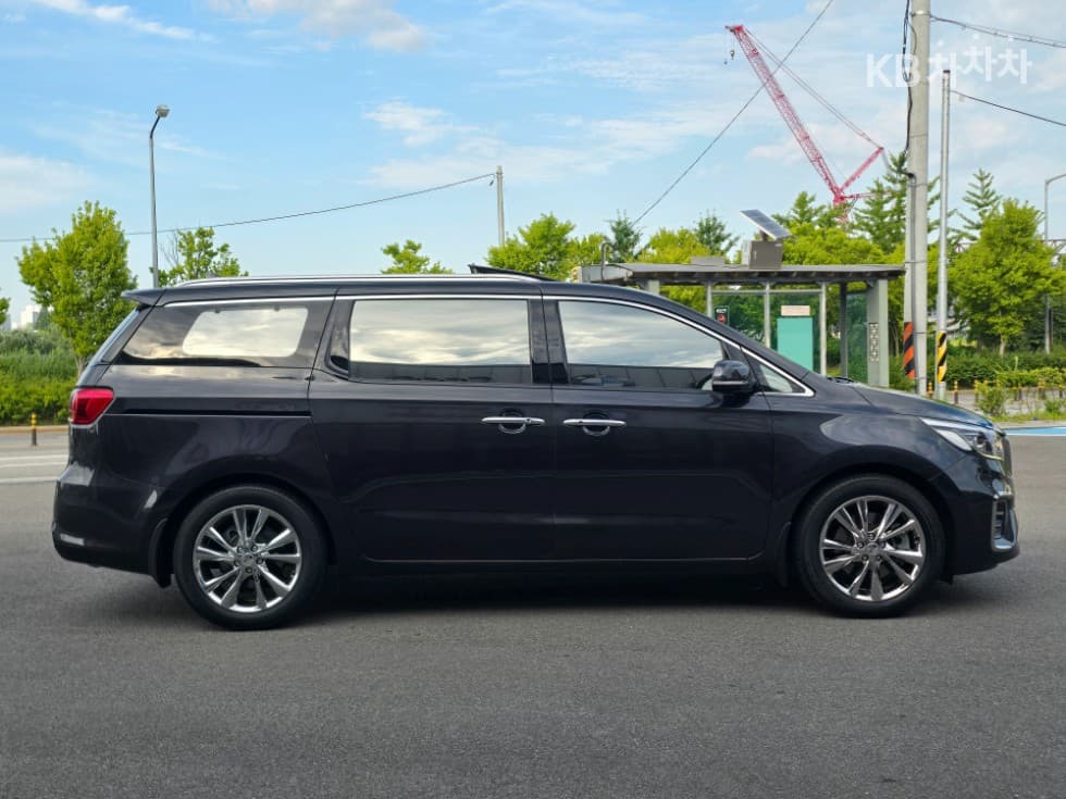Kia The New (facelift) Carnival9-seater 2.2 Diesel Noblesse Special (special feature/edition) - 4