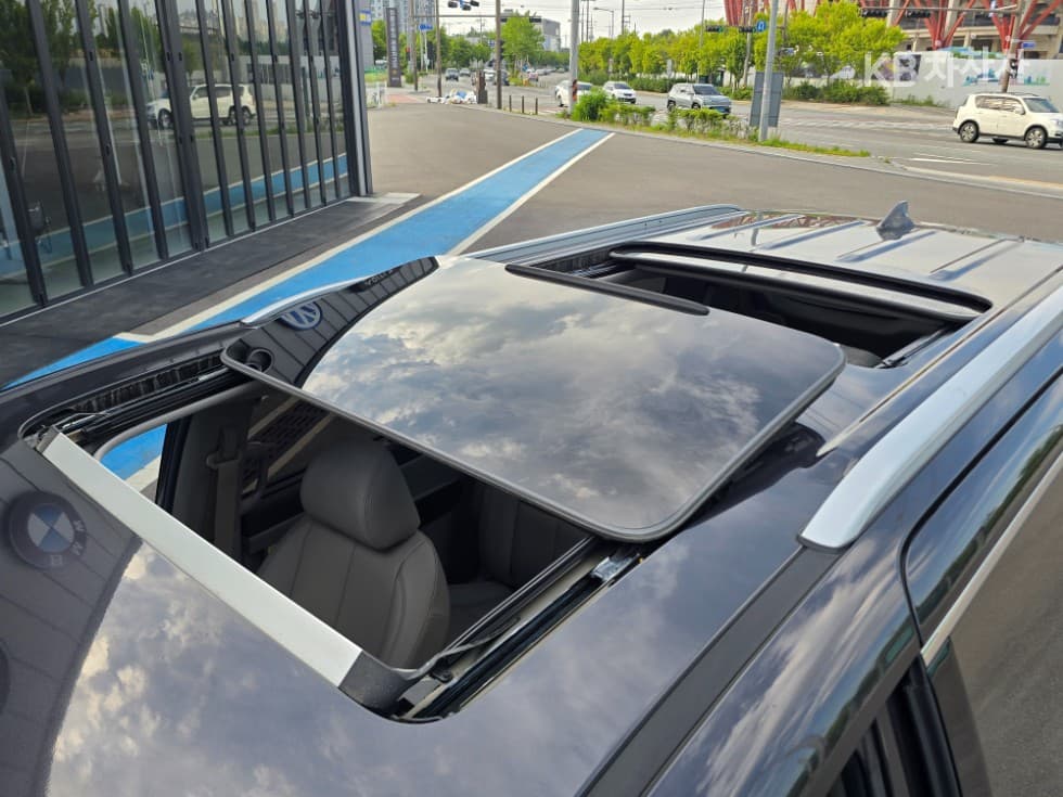Kia The New (facelift) Carnival9-seater 2.2 Diesel Noblesse Special (special feature/edition) - 5
