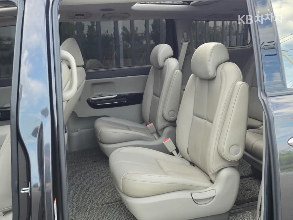 Kia The New (facelift) Carnival9-seater 2.2 Diesel Noblesse Special (special feature/edition) - 9