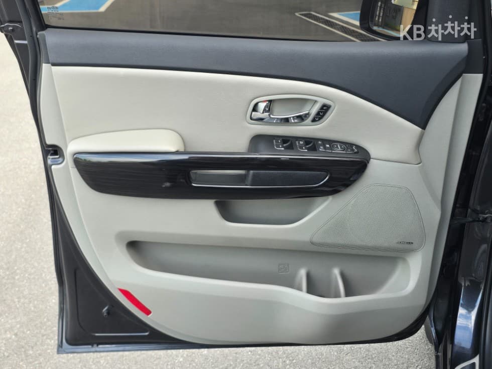 Kia The New (facelift) Carnival9-seater 2.2 Diesel Noblesse Special (special feature/edition) - 11