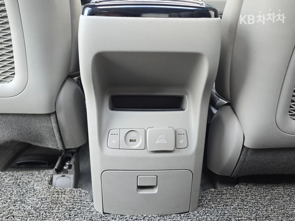 Kia The New (facelift) Carnival9-seater 2.2 Diesel Noblesse Special (special feature/edition) - 16