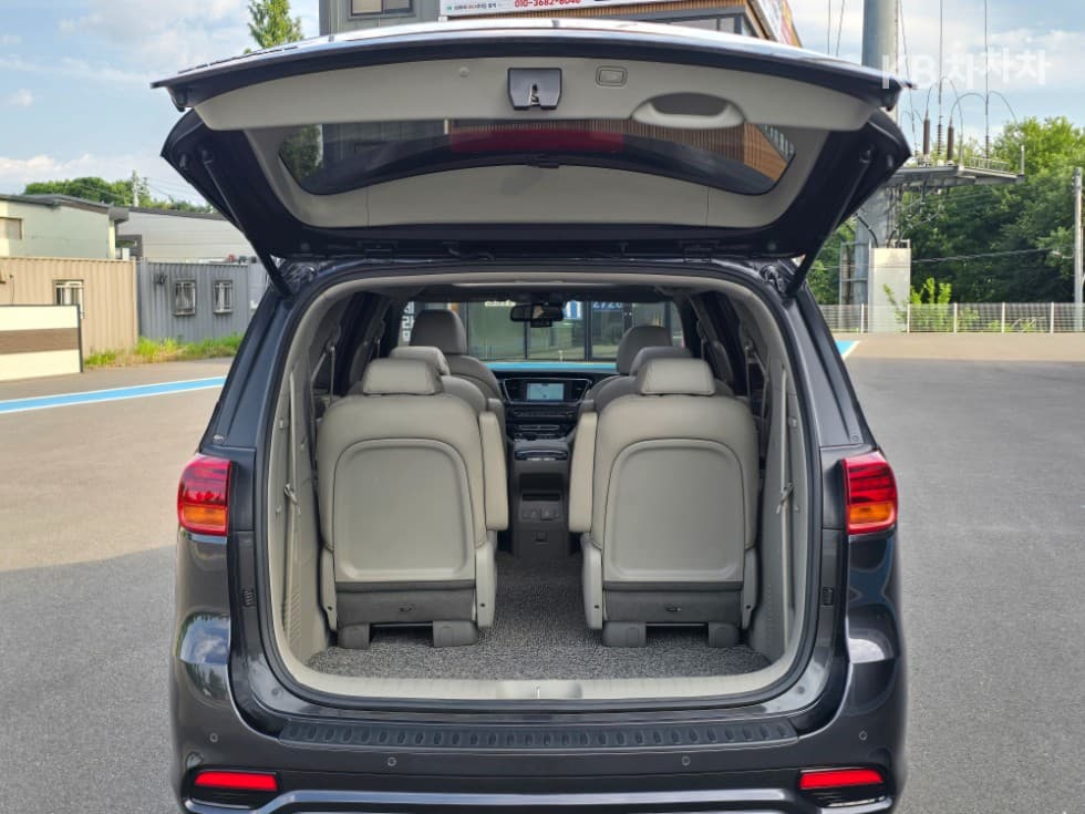 Kia The New (facelift) Carnival9-seater 2.2 Diesel Noblesse Special (special feature/edition) - 18