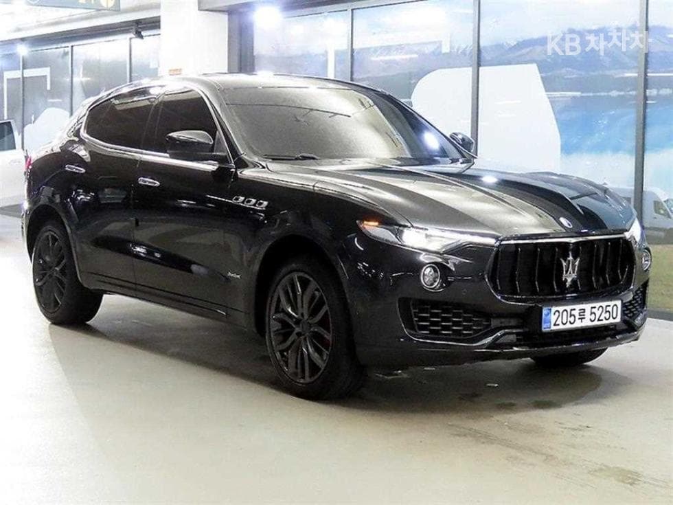 마세라티 르반떼3.0 AWD Стандартен - 2