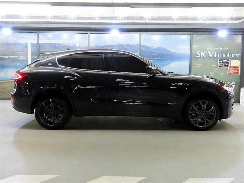 마세라티 르반떼3.0 AWD Стандартен - 3