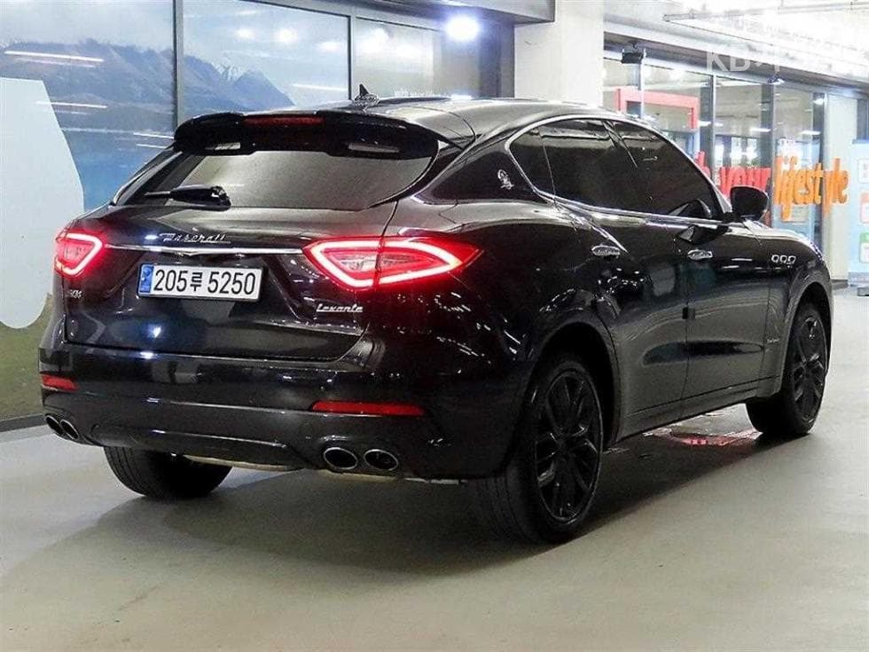 마세라티 르반떼3.0 AWD Стандартен - 4