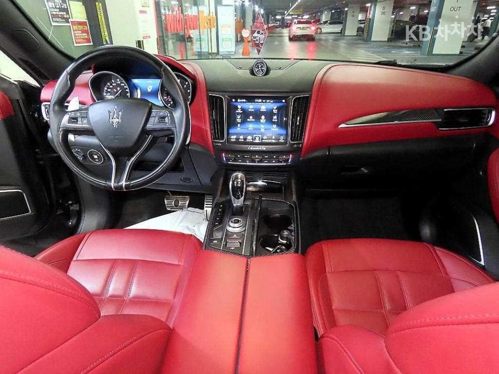 마세라티 르반떼3.0 AWD Стандартен - 10