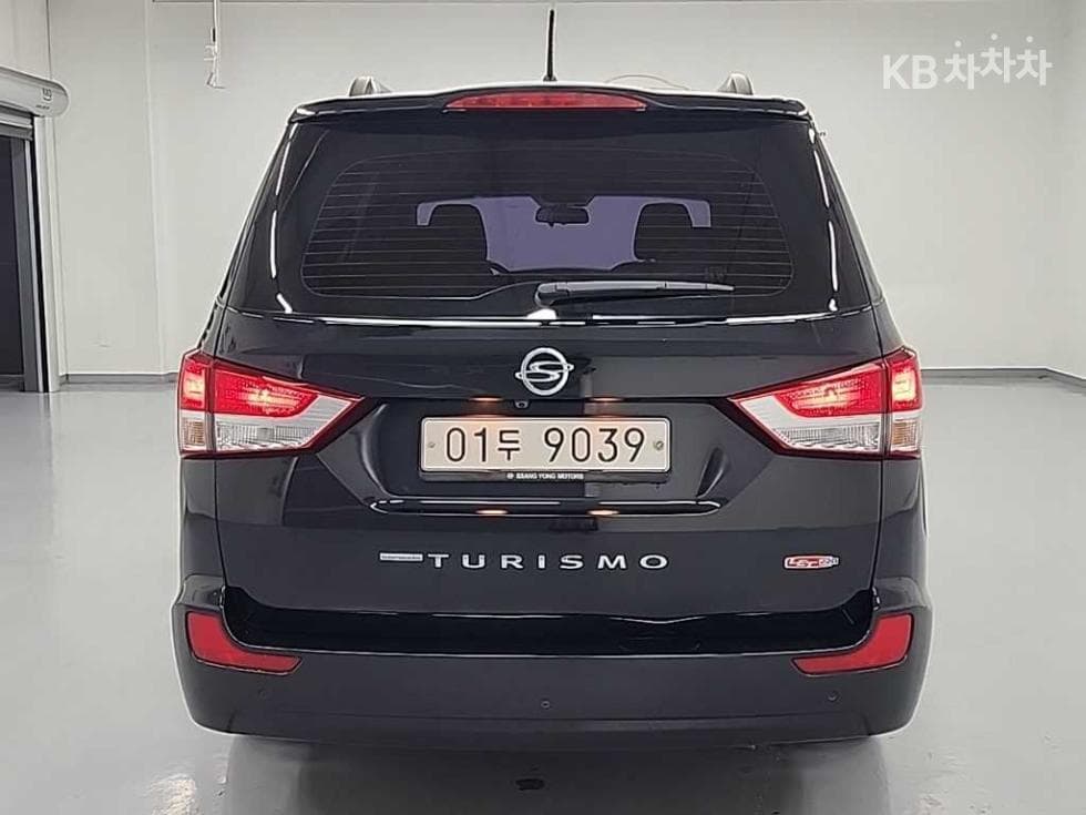КейДжи Мобилити 코란도 투리스모9-местен 2WD RX - 3