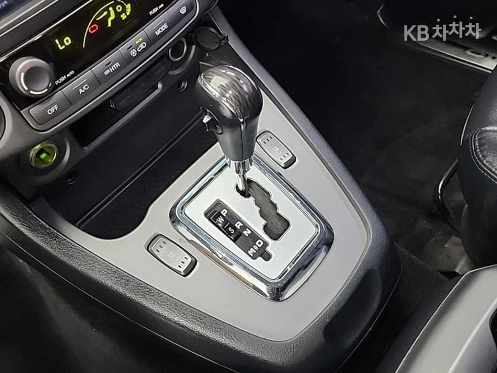 КейДжи Мобилити 코란도 투리스모9-местен 2WD RX - 8
