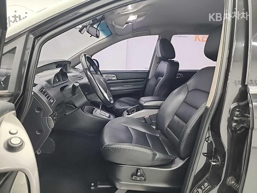 КейДжи Мобилити 코란도 투리스모9-местен 2WD RX - 11