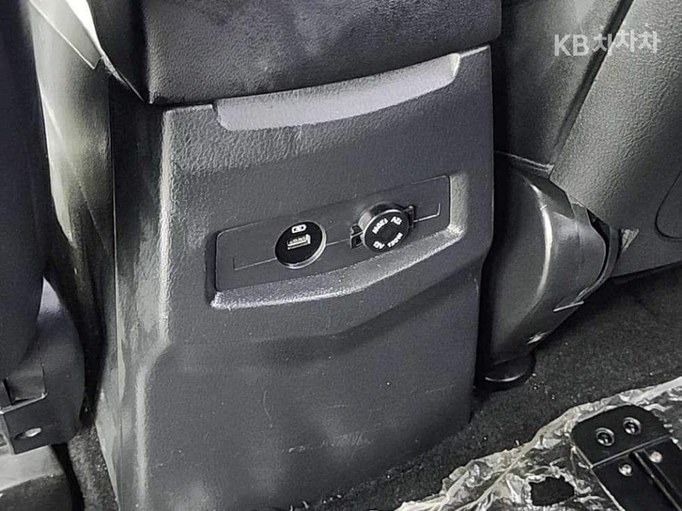 КейДжи Мобилити 코란도 투리스모9-местен 2WD RX - 13