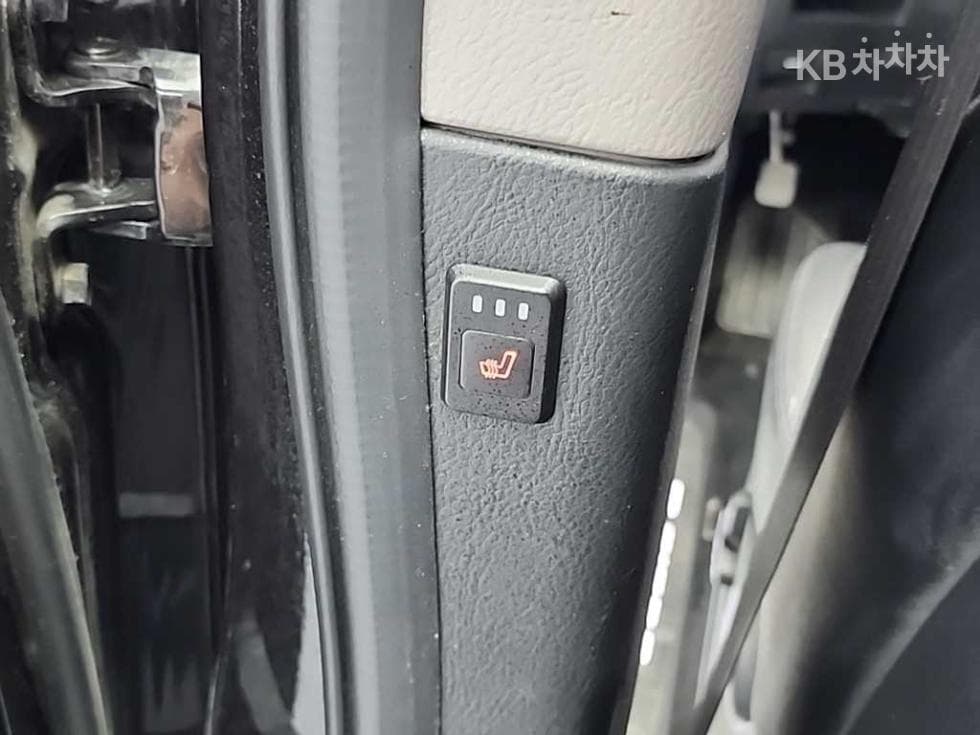 КейДжи Мобилити 코란도 투리스모9-местен 2WD RX - 14