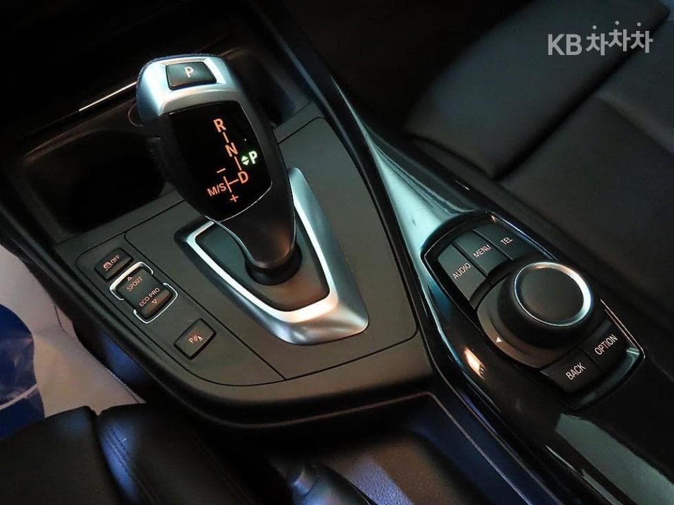 BMW Нов1시리즈118d 스포츠 Стандартен - 12