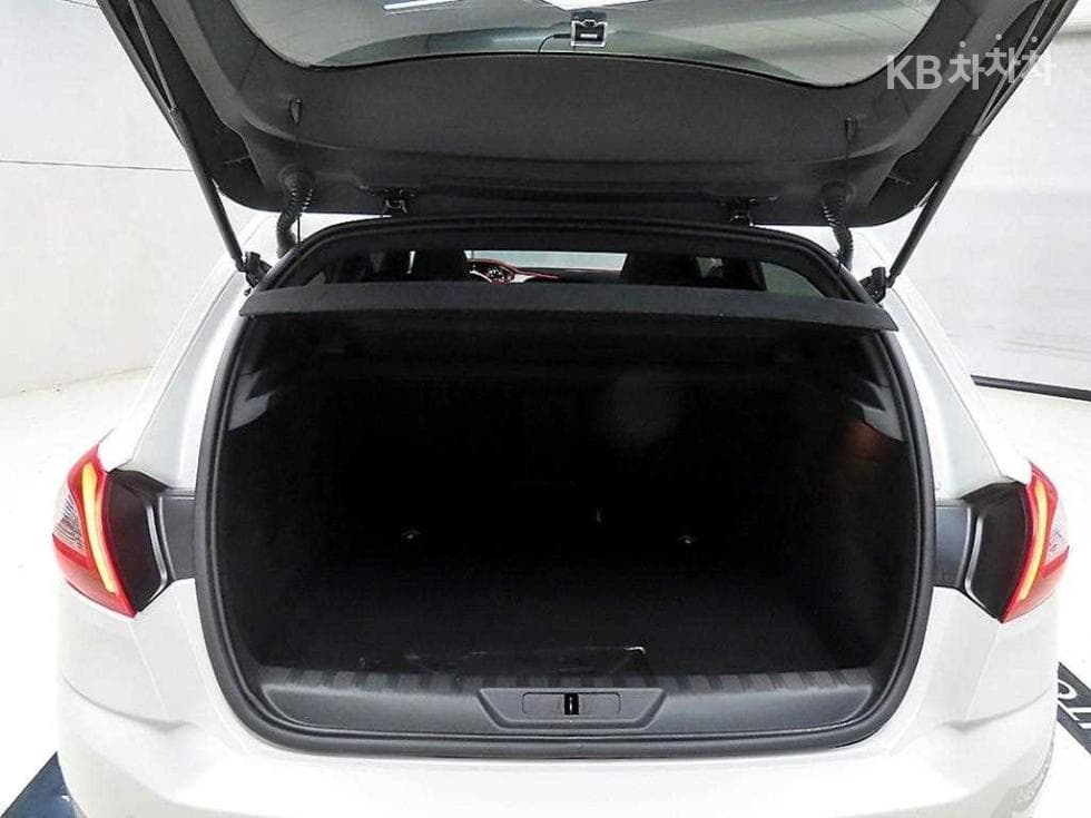 Peugeot 308 Второ поколение1.5 BlueHDi Allure - 18