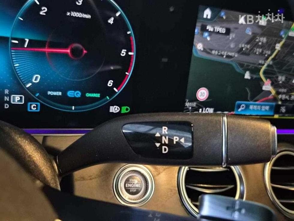 Mercedes-Benz E-Клас (W213)E220d 4MATIC AMG Line - 11