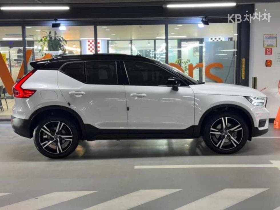 Volvo XC40B4 AWD R-Design - 3
