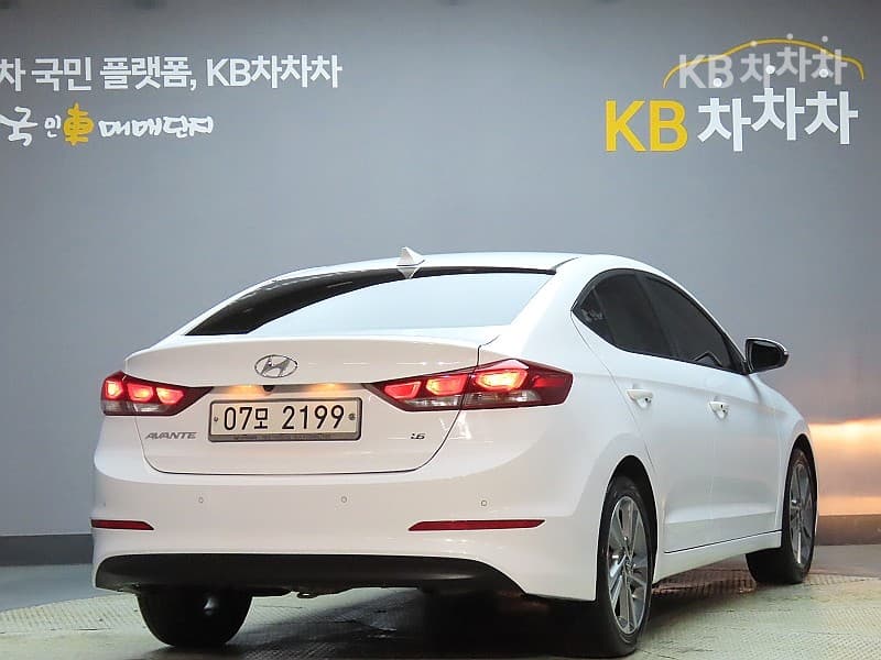 Hyundai Avante (Elantra)AD1.6 GDi Value Plus - 2