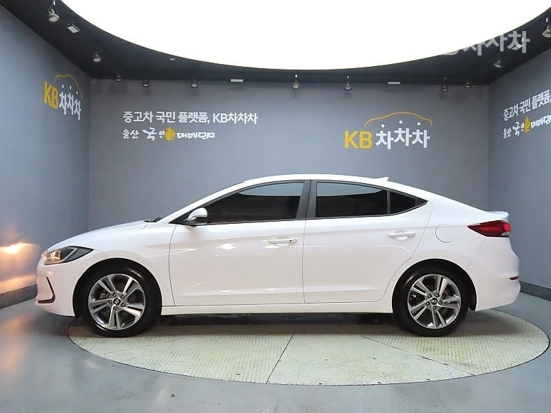 Hyundai Avante (Elantra)AD1.6 GDi Value Plus - 5