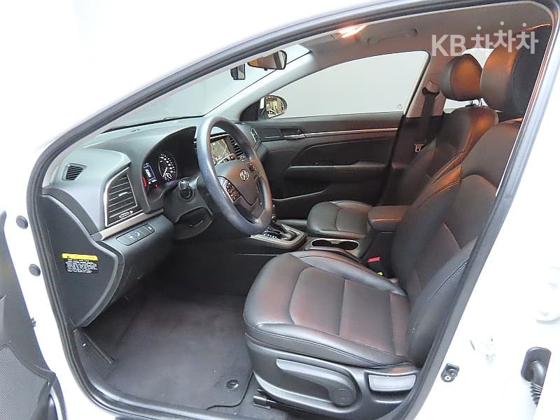Hyundai Avante (Elantra)AD1.6 GDi Value Plus - 10
