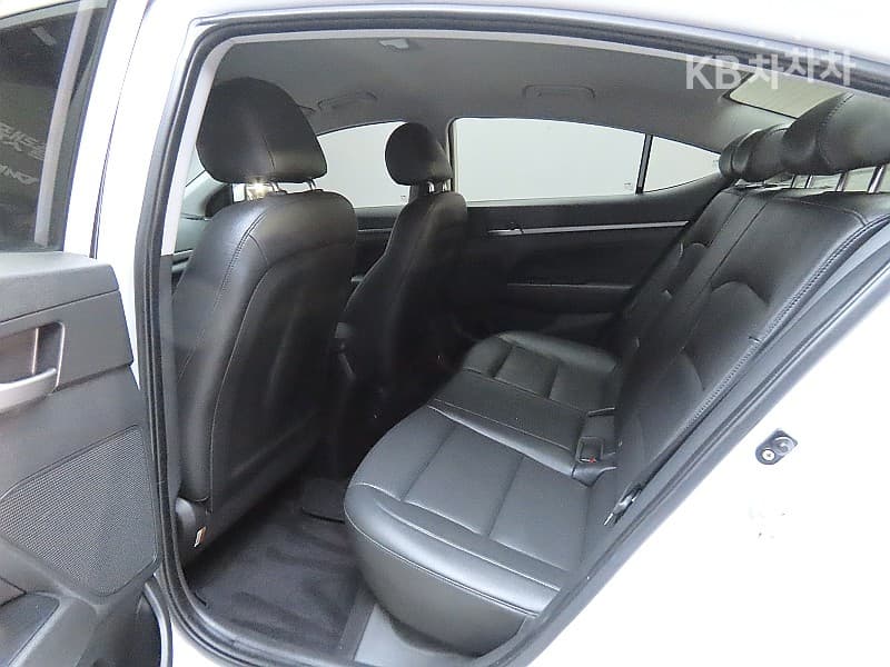 Hyundai Avante (Elantra)AD1.6 GDi Value Plus - 11