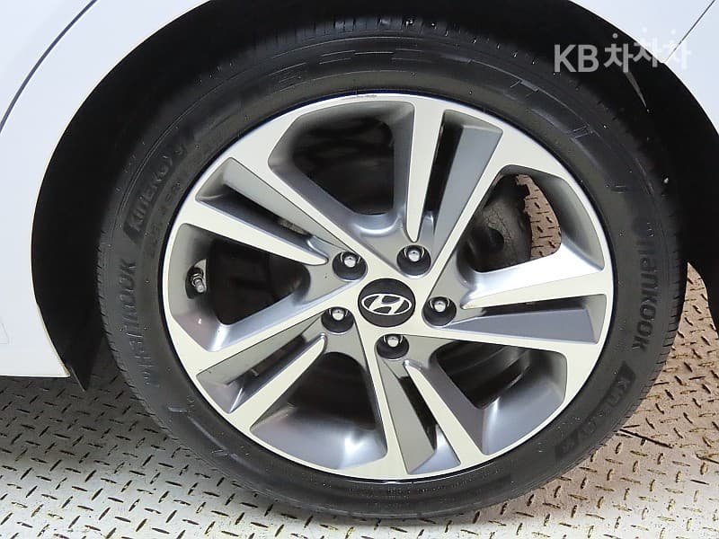 Hyundai Avante (Elantra)AD1.6 GDi Value Plus - 20