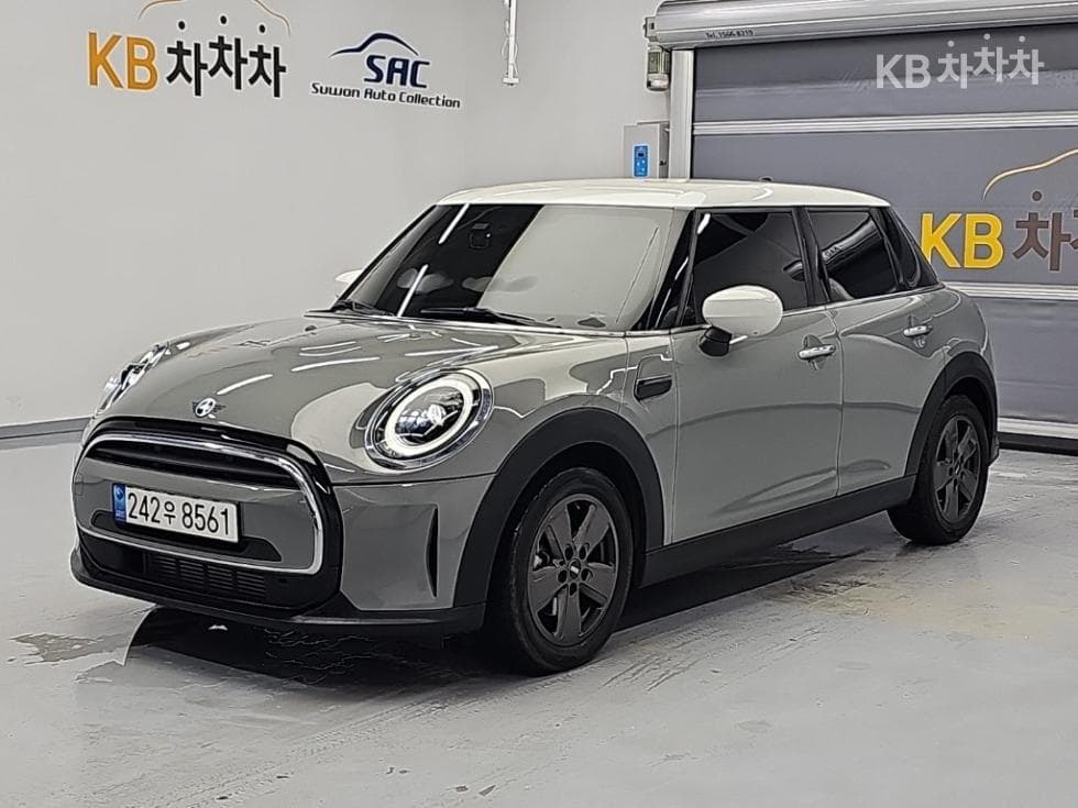 Mini Cooper 5-door 1.5 Classic Standard - Image 1