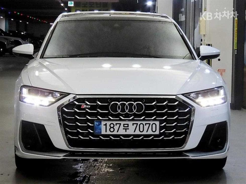 Audi A8 (D5)55 TFSI Quattro LWB - 2