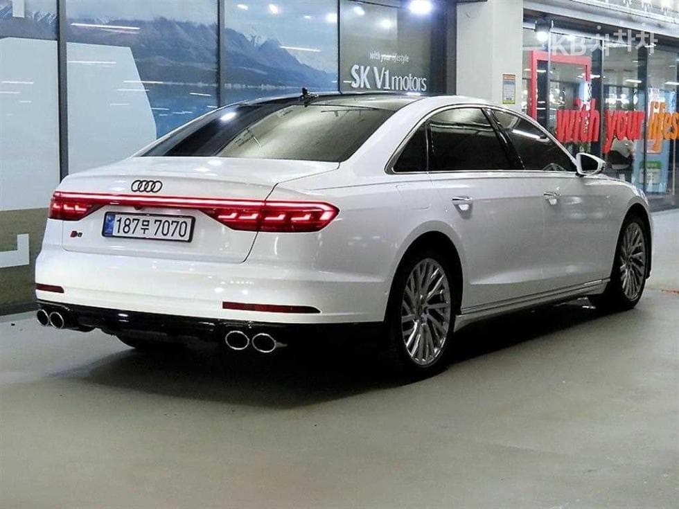 Audi A8 (D5)55 TFSI Quattro LWB - 4