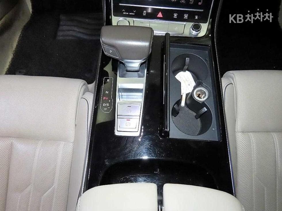Audi A8 (D5)55 TFSI Quattro LWB - 12