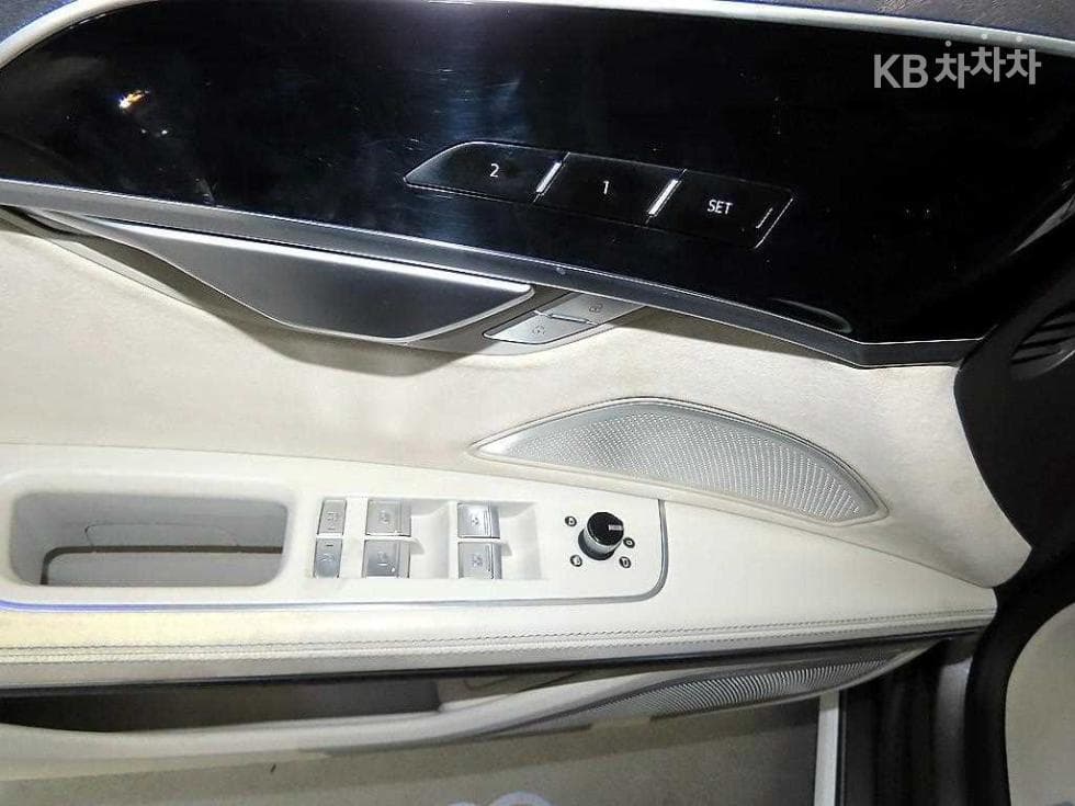 Audi A8 (D5)55 TFSI Quattro LWB - 13