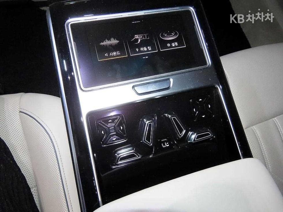 Audi A8 (D5)55 TFSI Quattro LWB - 14