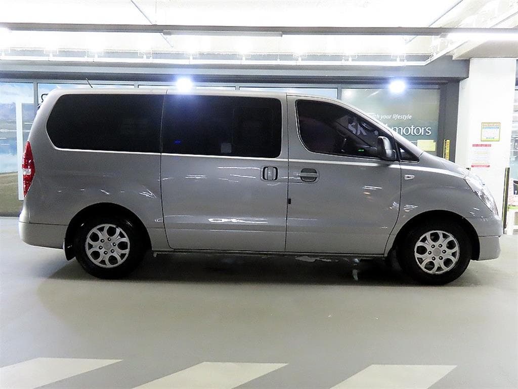 Hyundai Grand Starex5-seater Van Modern - 3