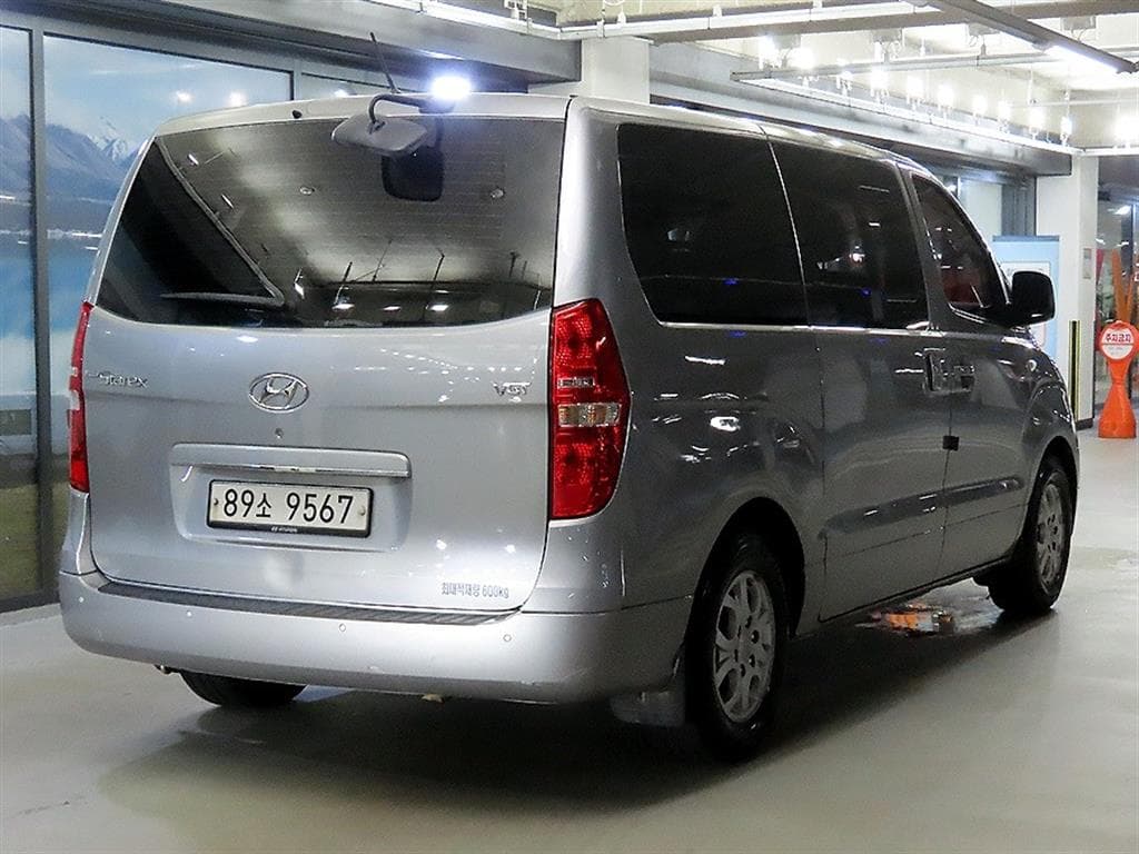 Hyundai Grand Starex5-seater Van Modern - 4