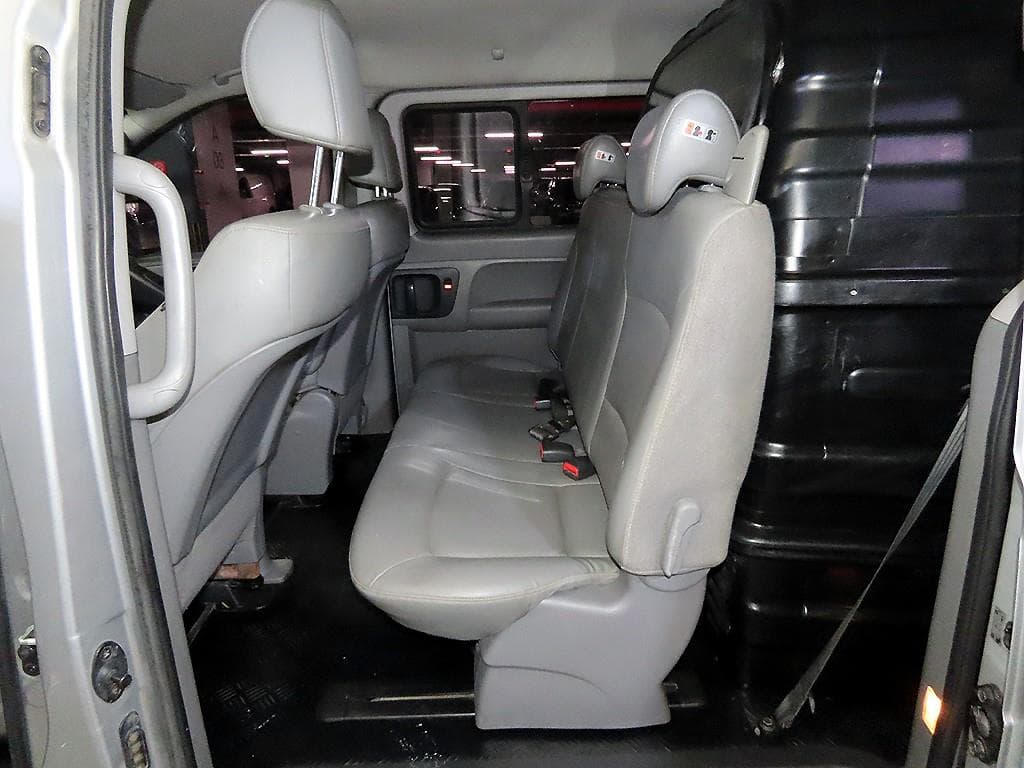 Hyundai Grand Starex5-seater Van Modern - 7