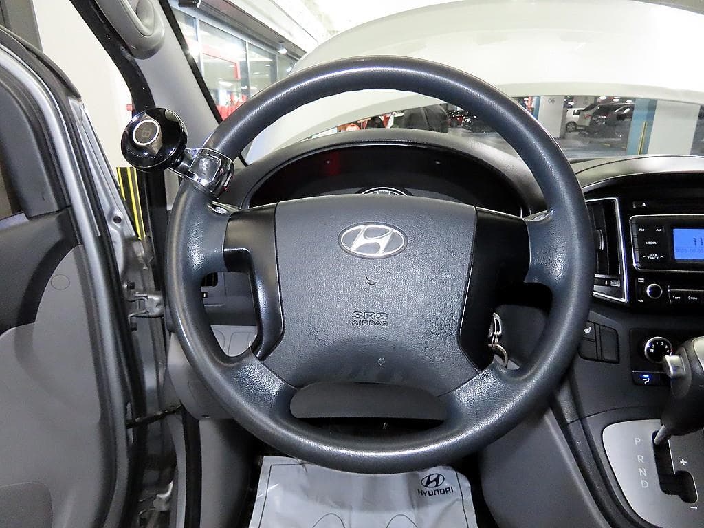 Hyundai Grand Starex5-seater Van Modern - 8